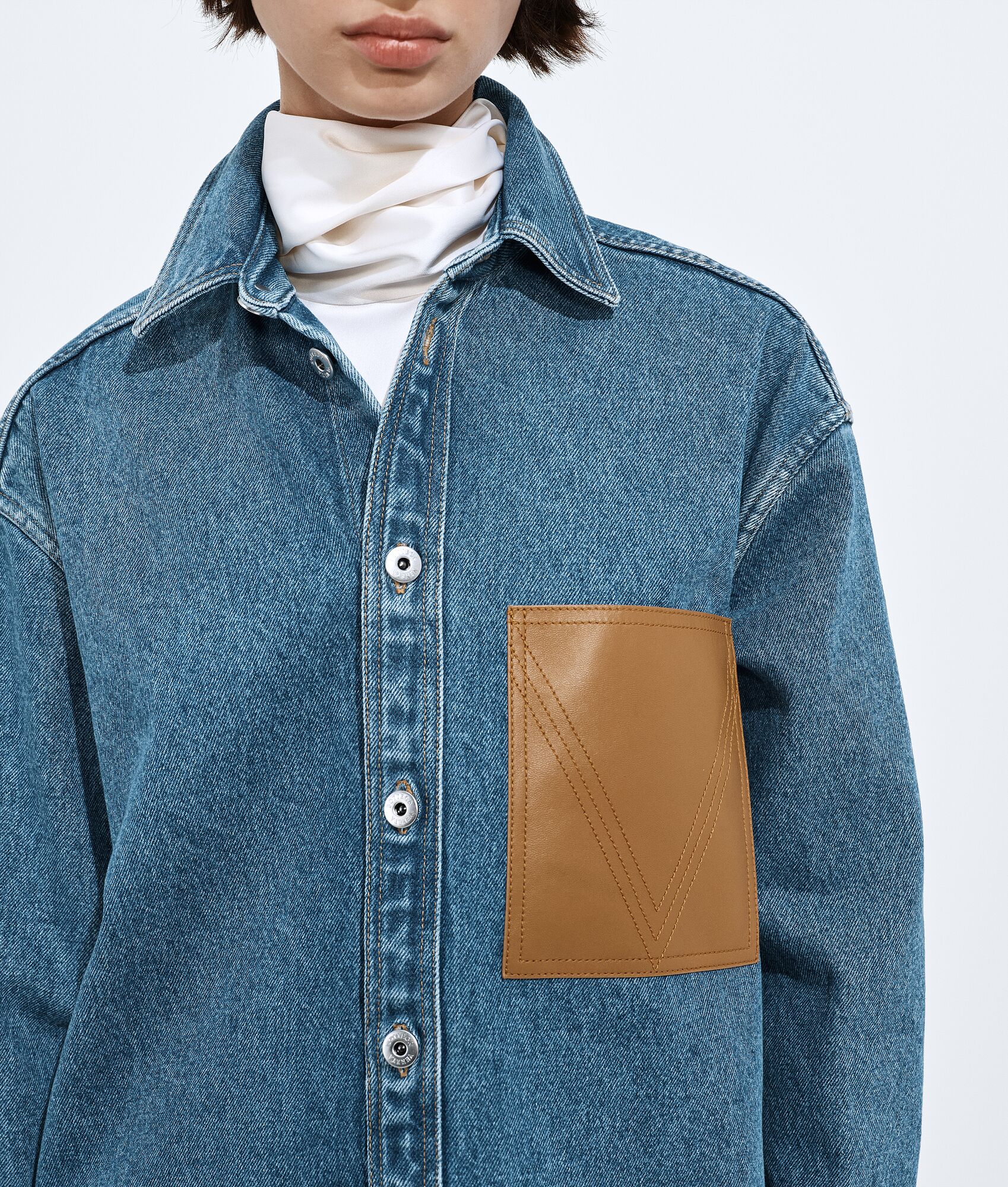 BOTTEGA VENETA 中度靛青色牛仔衬衫