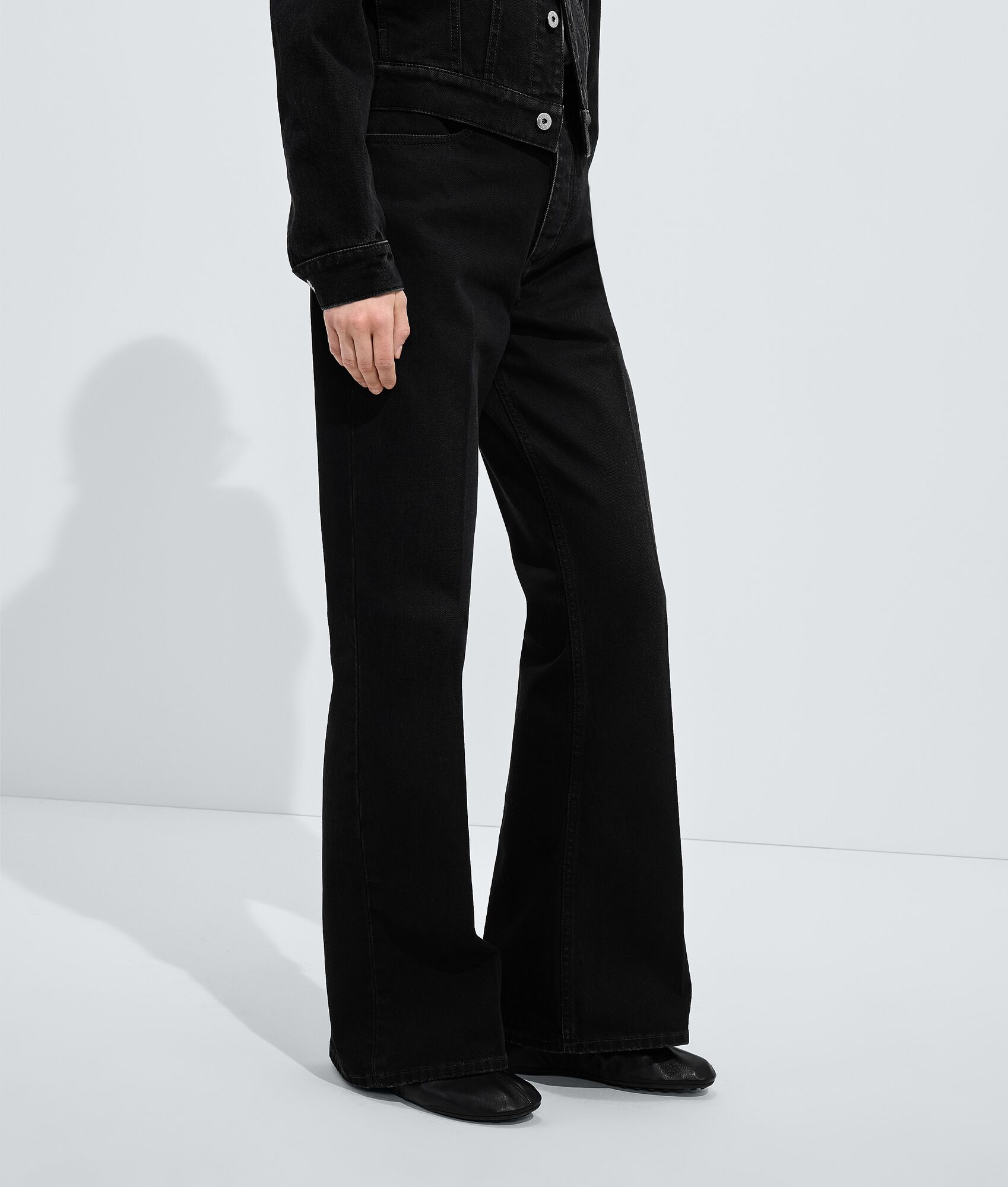 BOTTEGA VENETA 褪色黑喇叭牛仔裤