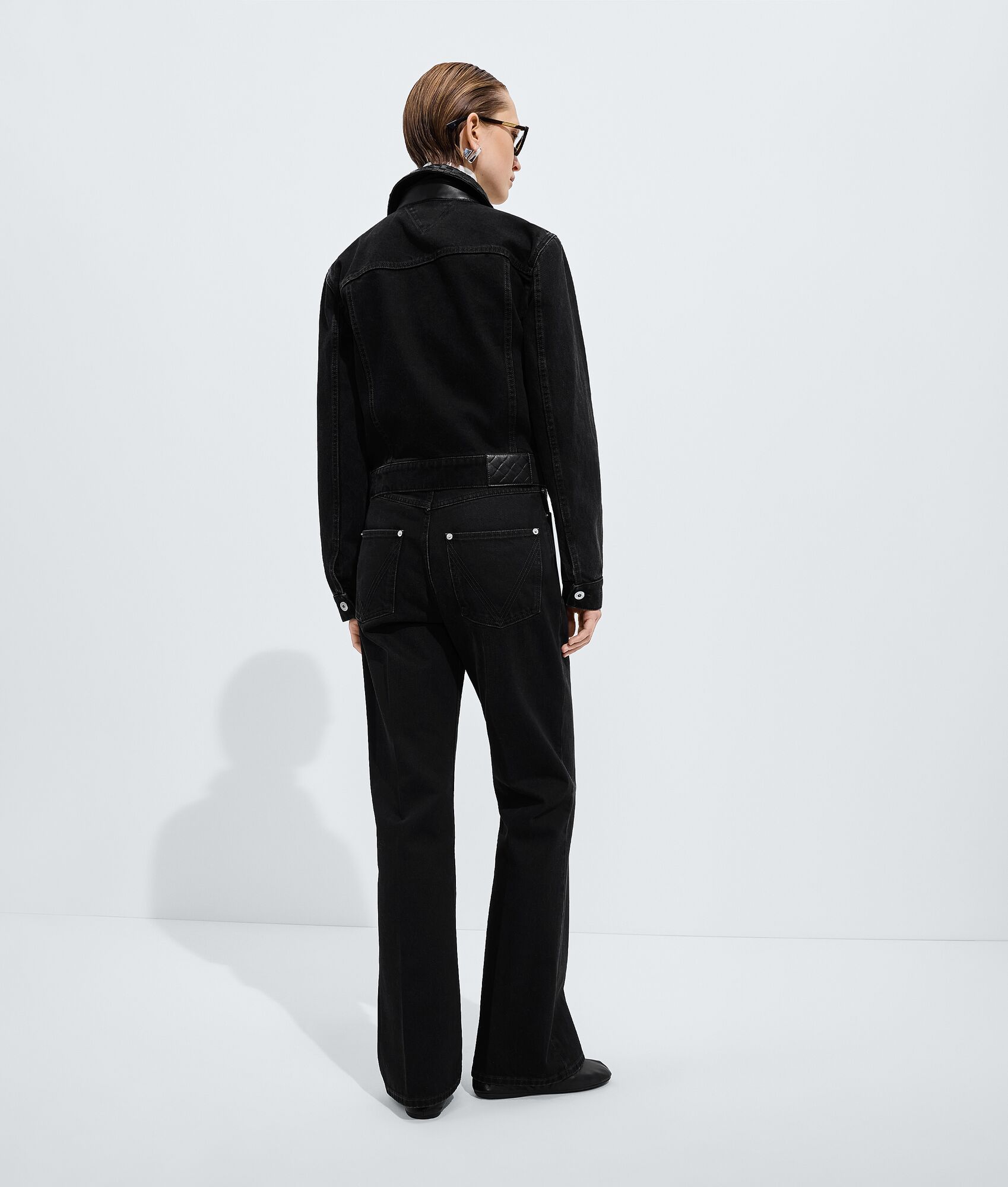 BOTTEGA VENETA 褪色黑喇叭牛仔裤