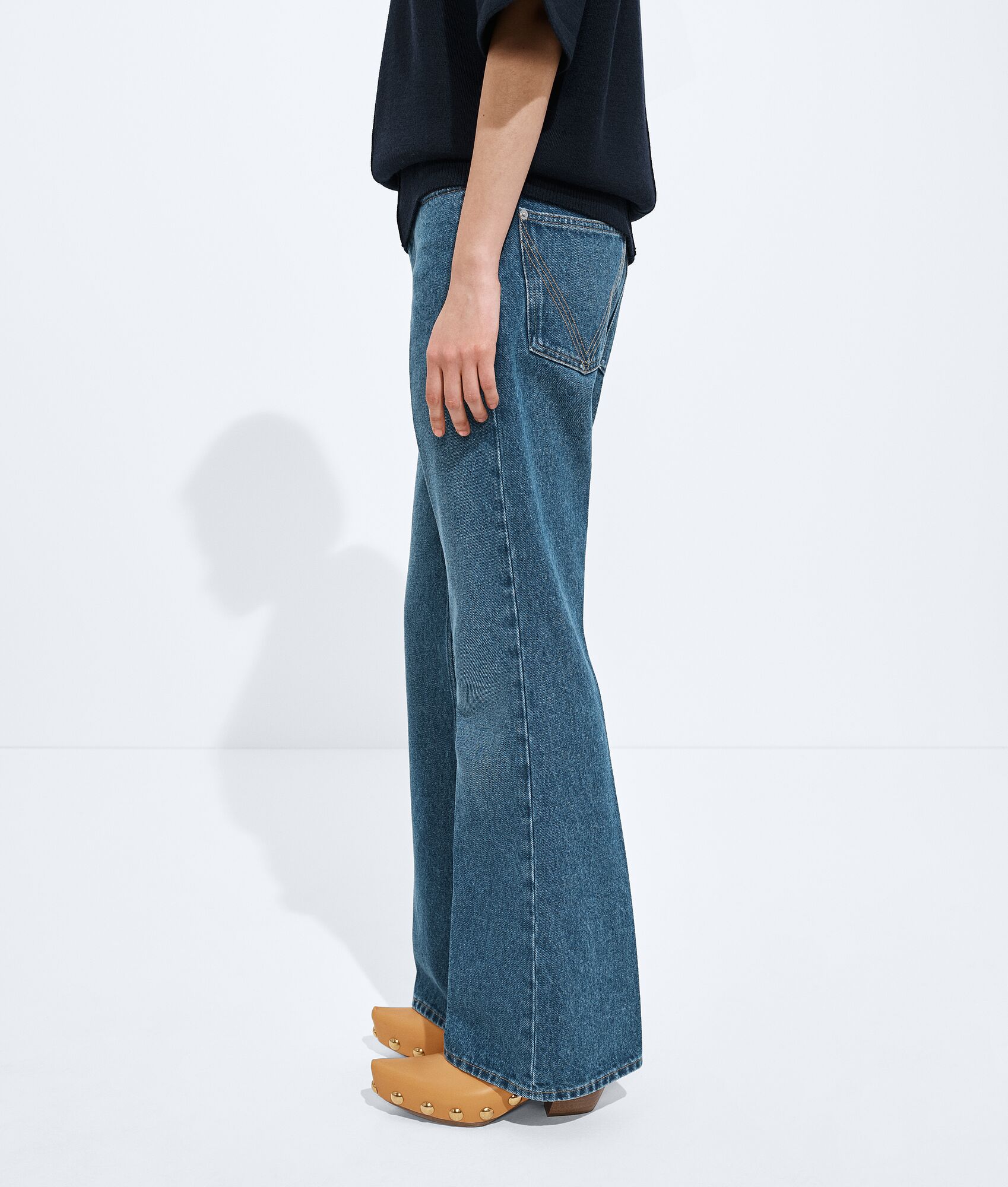 BOTTEGA VENETA 中度靛青色喇叭牛仔裤