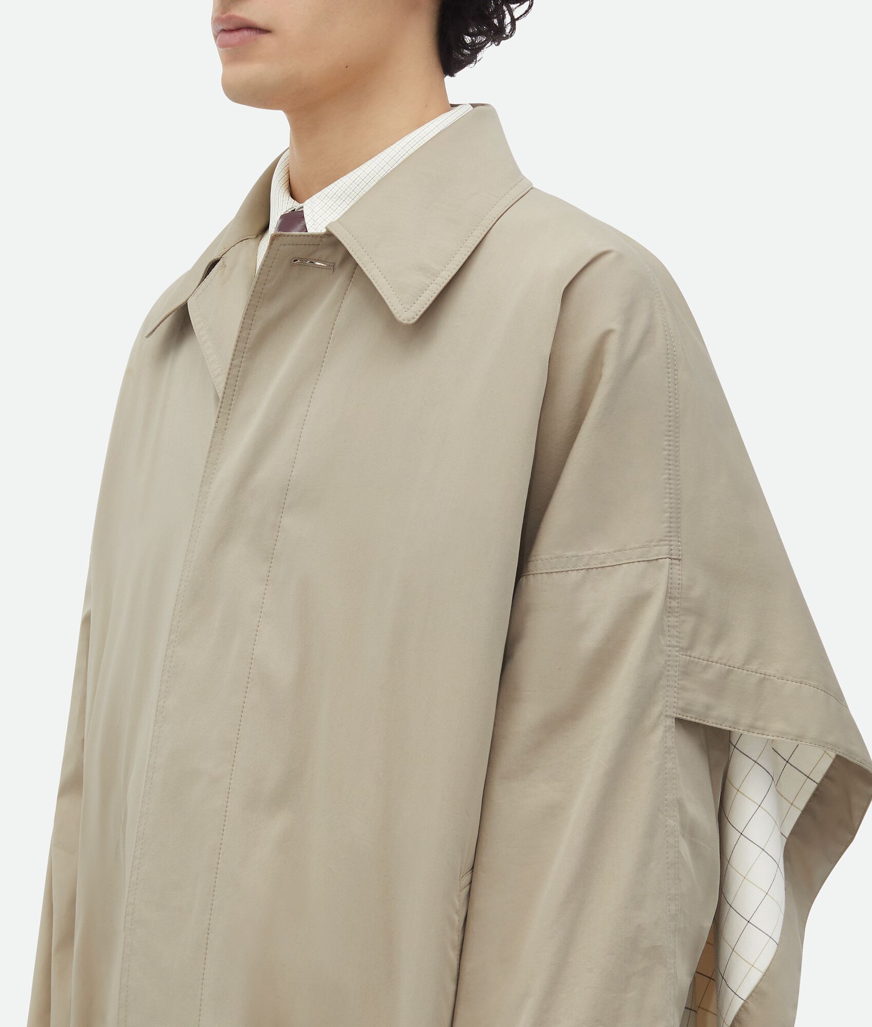 BOTTEGA VENETA 棉质桑蚕丝斗篷式风衣，搭配格纹衬里