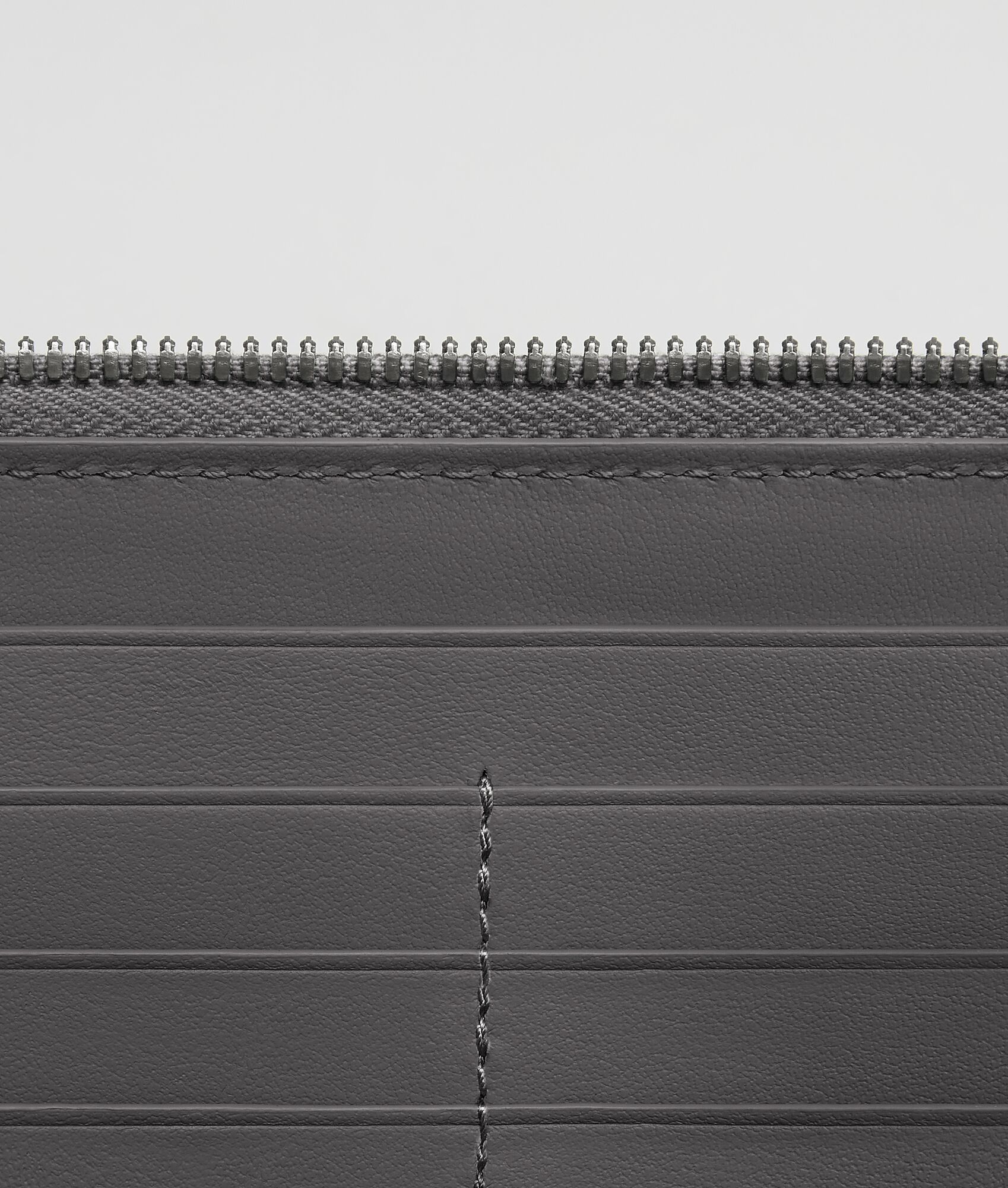 BOTTEGA VENETA Cassette环绕式拉链钱包